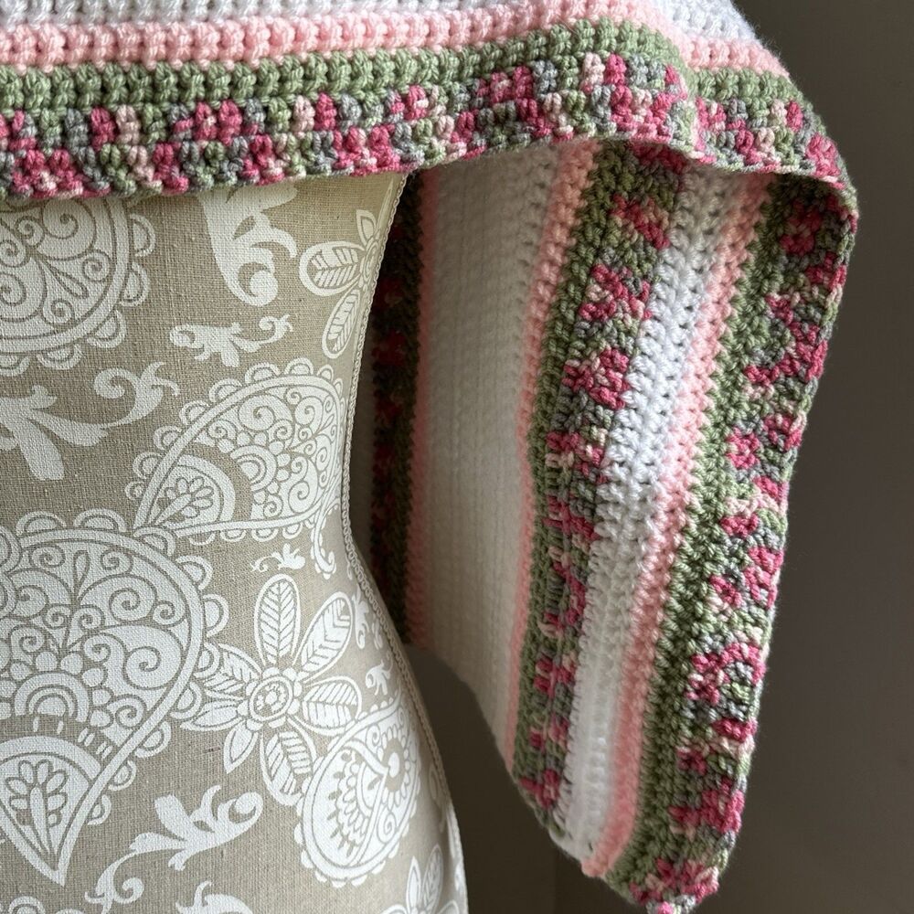 Hand‎ crafted knitted Pocket Shawl Scarf with pockets white pink green - Picture 7 of 7